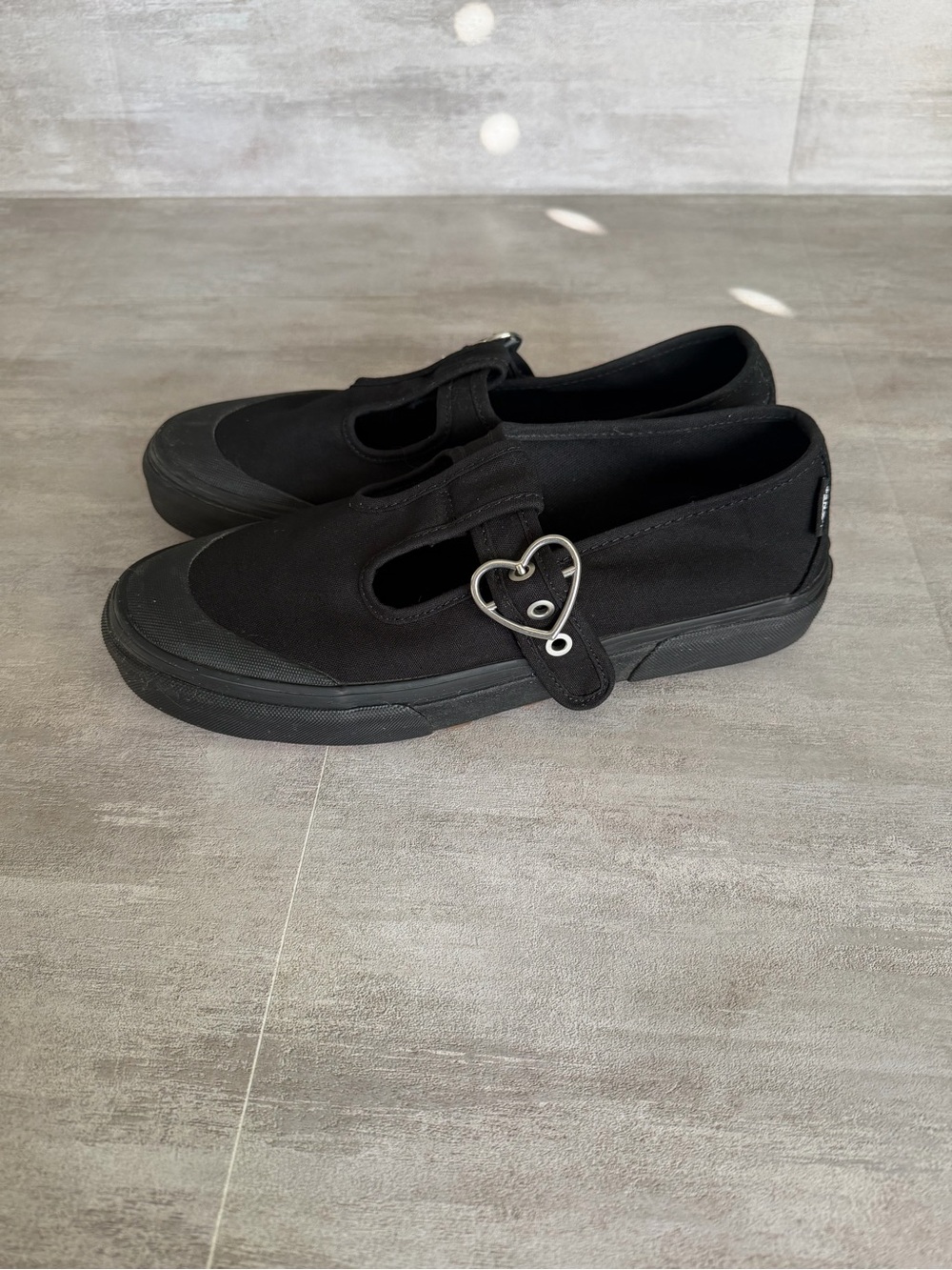 Vans Mary Jane Heart Buckle Sneakers – Black (Women’s 10 / Men’s 8.5)